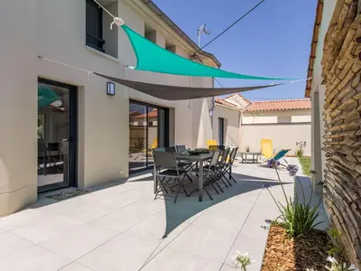 Terrasse ou espace extérieur de l'établissement Gîte rénové proche plages, parking, jardin privatif, terrasse sud-est - FR-1-306-1315