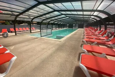 Piscine de l'établissement MH35KV- Nid d'Evasion - Camping 4 Etoiles- Naphtase ou située à proximité