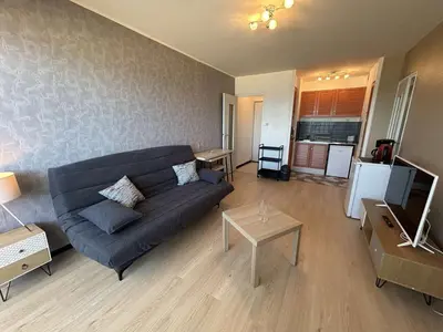 Télévision ou salle de divertissement dans l'établissement Appartement 2 pièces avec balcon face à la mer - Saint-Hilaire-de-Riez - FR-1-224C-359