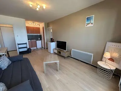 Télévision ou salle de divertissement dans l'établissement Appartement 2 pièces avec balcon face à la mer - Saint-Hilaire-de-Riez - FR-1-224C-359