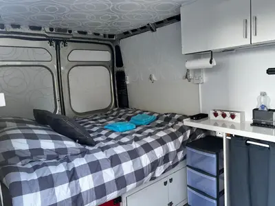 Cuisine ou kitchenette dans l'établissement Chambre aménagée dans un fourgon