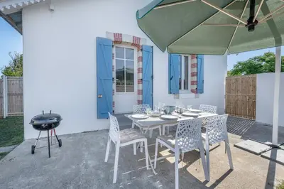 Terrasse ou espace extérieur de l'établissement Maison à 50m de la mer, 4 adultes et 2 enfants