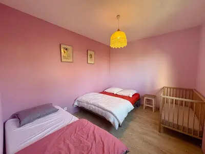 Un ou plusieurs lits dans un hébergement de l'établissement Bel appartement à St Jean de Monts avec balcon et parking, proche plage et commerces - FR-1-323-585