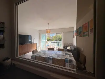 Télévision ou salle de divertissement dans l'établissement Bel appartement à St Jean de Monts avec balcon et parking, proche plage et commerces - FR-1-323-585