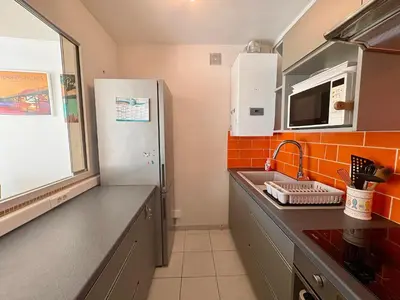 Cuisine ou kitchenette dans l'établissement Bel appartement à St Jean de Monts avec balcon et parking, proche plage et commerces - FR-1-323-585