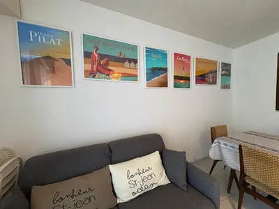 Coin salon dans l'établissement Bel appartement à St Jean de Monts avec balcon et parking, proche plage et commerces - FR-1-323-585