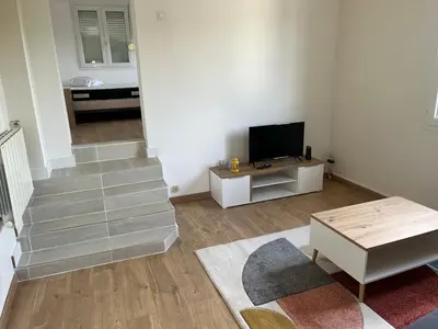 Télévision ou salle de divertissement dans l'établissement T2 St Marc sur mer - proche plage - 4 couchages