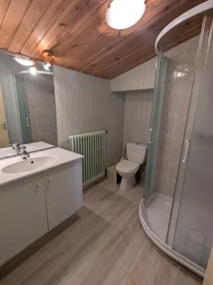 Salle de bains dans l'établissement Chambres à La Flocellière, à 15min du PuyduFou