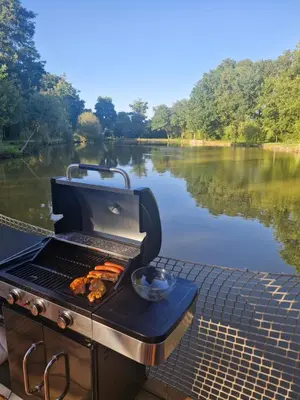 Vue sur la rivière ou le fleuve situé(e) à proximité de le bateau