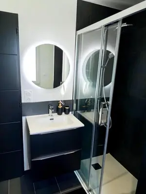 Salle de bains dans l'établissement Zéphyr - Maison 3 Chambres avec jacuzzi - Proche aéroport et Nantes