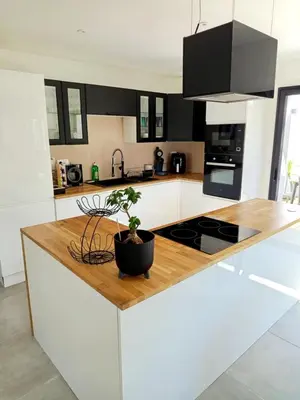 Cuisine ou kitchenette dans l'établissement Zéphyr - Maison 3 Chambres avec jacuzzi - Proche aéroport et Nantes