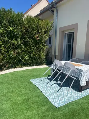 Jardin de l'établissement Maison au calme avec jardin proche tram