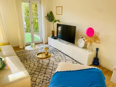 Télévision ou salle de divertissement dans l'établissement Maison au calme avec jardin proche tram