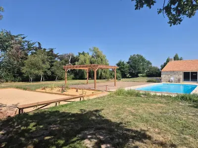 Piscine de l'établissement Domaine du Chêne Vert ou située à proximité