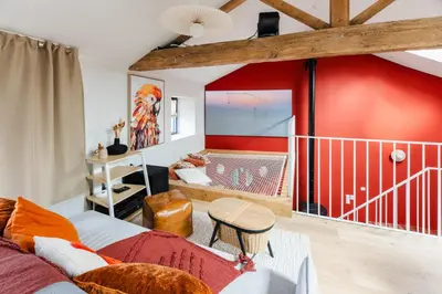 Coin salon dans l'établissement Loft d'architecte jacuzzi, cinema et filet habitation