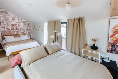 Un ou plusieurs lits dans un hébergement de l'établissement Loft d'architecte jacuzzi, cinema et filet habitation