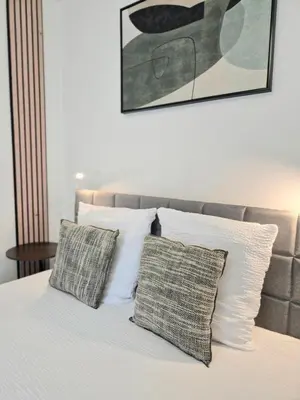 Un ou plusieurs lits dans un hébergement de l'établissement La longère du Moulin, logement T2 indépendant tout équipé avec cuisine, parking individuel avec portail, salon de jardin, belle grande chambre