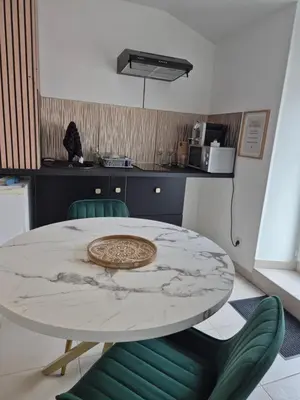 Cuisine ou kitchenette dans l'établissement La longère du Moulin, logement T2 indépendant tout équipé avec cuisine, parking individuel avec portail, salon de jardin, belle grande chambre
