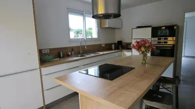 Cuisine ou kitchenette dans l'établissement MAISON BORD DE MER 8 PERS Loumasuzde