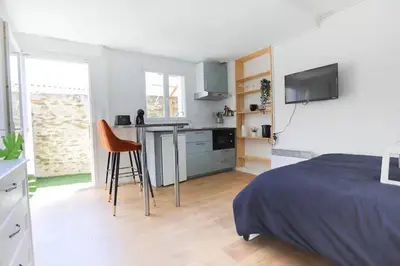 Cuisine ou kitchenette dans l'établissement Studio calme avec extérieur et entrée autonome