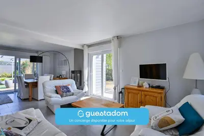 Télévision ou salle de divertissement dans l'établissement Le Boucard - Terrasse - Proche plage