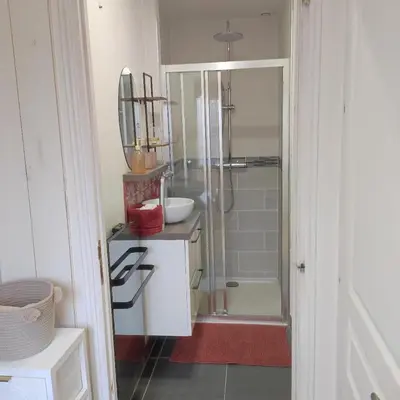 Salle de bains dans l'établissement L'Ambréenne