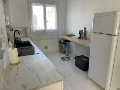Cuisine ou kitchenette dans l'établissement Appartement à Saint Nazaire centre ville, proche plage