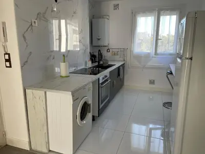 Cuisine ou kitchenette dans l'établissement Appartement à Saint Nazaire centre ville, proche plage
