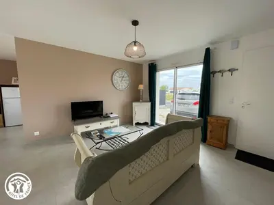 Télévision ou salle de divertissement dans l'établissement Charmant gîte avec terrasse à La Barre-de-Monts - FR-1-426-586
