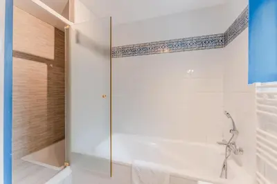 Salle de bains dans l'établissement L'Acacia - Maison pour un séjour serein à Nantes