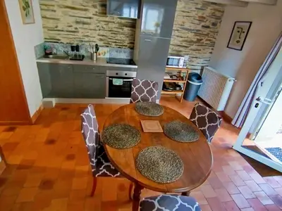 Cuisine ou kitchenette dans l'établissement Logement Aubance dans charmante longère avec piscine en partage