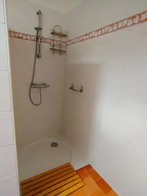 Salle de bains dans l'établissement Logement Aubance dans charmante longère avec piscine en partage