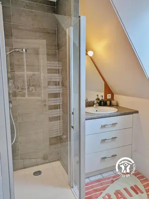 Salle de bains dans l'établissement Domaine des Mazures, 17 personnes