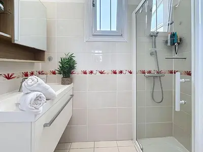 Salle de bains dans l'établissement Holiday Home L'Escale by Interhome