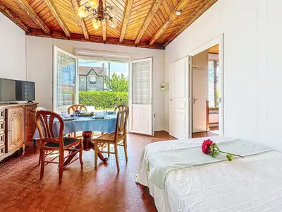 Télévision ou salle de divertissement dans l'établissement Holiday Home Brin de Muguet by Interhome