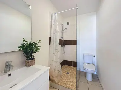 Salle de bains dans l'établissement Studio Atlantide-1 by Interhome
