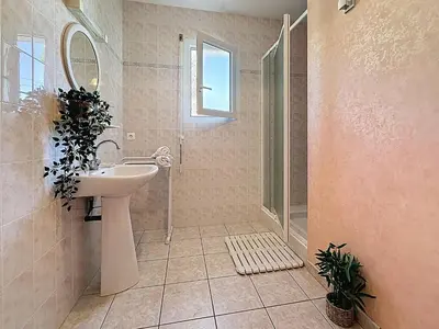 Salle de bains dans l'établissement Holiday Home Epicea by Interhome