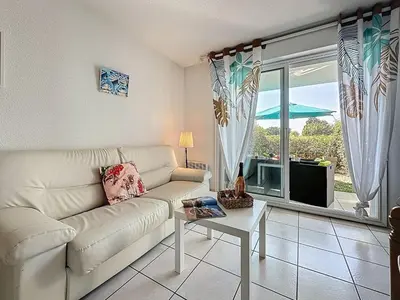 Télévision ou salle de divertissement dans l'établissement Apartment L'Orée du Golf-3 by Interhome