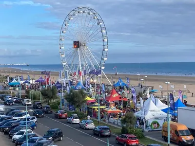 Vue générale sur la mer ou vue sur la mer prise depuis l'appartement