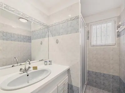 Salle de bains dans l'établissement Jardin et véranda - Maison 4 adultes 2 enfants