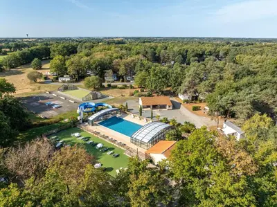 Piscine de l'établissement Mobil home tout confort 3 chambres pour 6 personnes - Proche du Puy du Fou R019 ou située à proximité