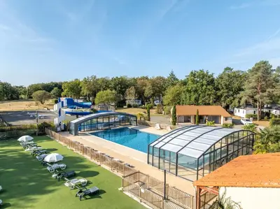 Piscine de l'établissement Mobil home tout confort 3 chambres pour 6 personnes - Proche du Puy du Fou R019 ou située à proximité