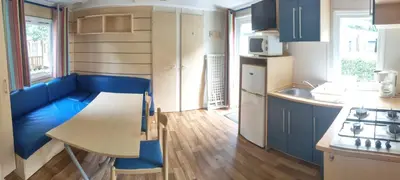 Cuisine ou kitchenette dans l'établissement Mobil home tout confort 3 chambres pour 6 personnes - Proche du Puy du Fou R019
