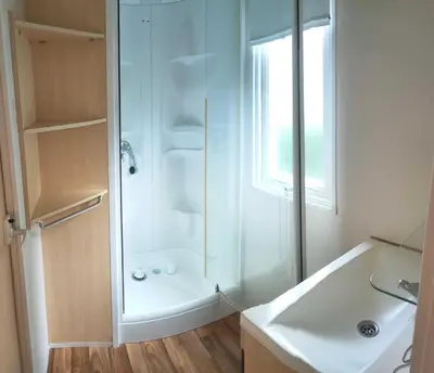 Salle de bains dans l'établissement Mobil home tout confort 3 chambres pour 6 personnes - Proche du Puy du Fou R019