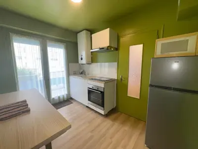 Cuisine ou kitchenette dans l'établissement Appartement 5 pers au calme, proche plage à St Jean de Monts - FR-1-323-587