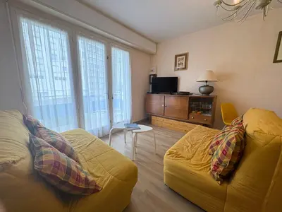 Télévision ou salle de divertissement dans l'établissement Appartement 5 pers au calme, proche plage à St Jean de Monts - FR-1-323-587