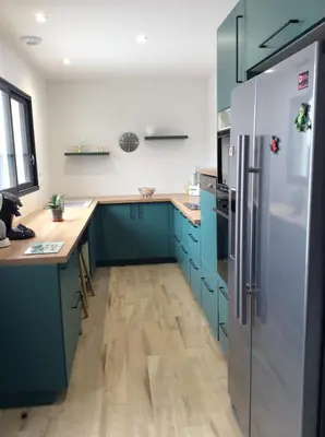 Cuisine ou kitchenette dans l'établissement Maison 6 personnes très ensoleillée