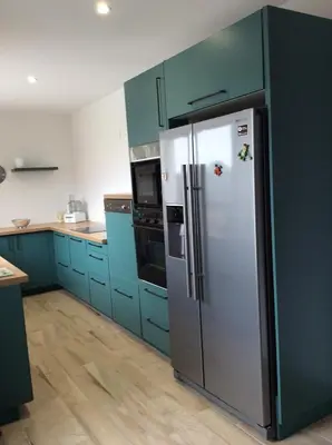 Cuisine ou kitchenette dans l'établissement Maison 6 personnes très ensoleillée