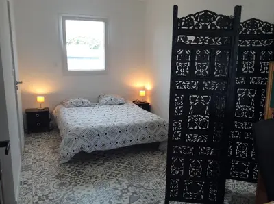 Un ou plusieurs lits dans un hébergement de l'établissement Maison 6 personnes très ensoleillée