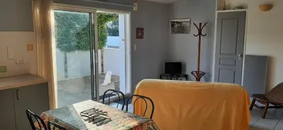 Télévision ou salle de divertissement dans l'établissement Location tout confort 4 à 6 pers Idéal pour une famille